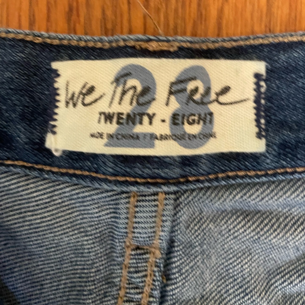 We The Free Woman’s Cut Off Jeans Size 28